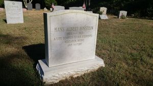 매사추세츠주 우즈홀 묘지에 있는 한스 알베르트 아인슈타인의 묘비명. "A life devoted to his students, Research, Music and Nature" (그의 학생, 연구, 음악과 자연에 헌신한 삶)라고 새겨져 있다.