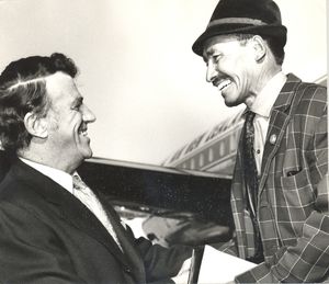 에드먼드 힐러리 경이 텐징 노르가이에게 인사를 건네는 모습, 1971년경.