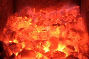 자작나무 불씨가 있는 사우나 난로