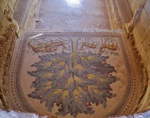 서안 지구에 있는 7~8세기 우마이야 시대의 고고학 유적인 키르바트 알-마자파르의 목욕탕 접견실에 있는 "생명 나무" 모자이크