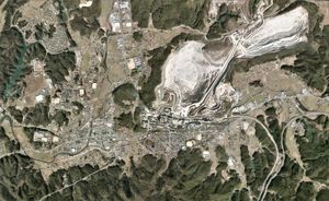 미네시 중심부 주변의 항공 사진. 민가나 도로 등의 구조물과 비교하면 석회석 채굴 노천굴의 규모가 큰 것을 알 수 있다.2013년 2월 28일 촬영한 12장을 합성 제작. 국토교통성 국토지리원 [https://mapps.gsi.go.jp/ 지도・항공사진 열람 서비스]의 항공 사진을 바탕으로 제작.