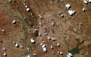 르완다 키갈리에 흩어져 있는 적운