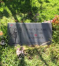 할리우드 포에버 묘지에 안치된 뱀피라