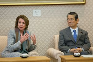 2015년 4월 미국 하원의원 낸시 펠로시와 만난 마치무라 의장