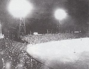 1954년 6월 2일, 헤이와다이 야구장에서 열린 첫 야간 경기.