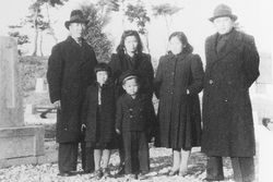 저우바오중(왼쪽)과 김일성(오른쪽)이 가족들과 함께 조선민주주의인민공화국 평양의 항일 투사 묘소에서 (1948)