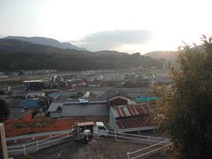 에히메현 이요시의 후쿠오카 가족 농장(가운데 오른쪽)과 언덕의 모습