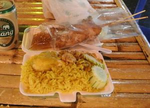 태국의 "카오 목 가이"와 사테. 남부 상업 도시 핫 야이의 포장마차 음식