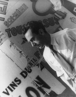 사진 작가이자 영화 제작자 만 레이 (1934년 촬영). 그는 예술 영화 발전에 영향을 준 다다 운동의 일원이었다.