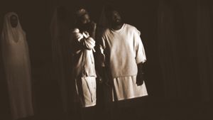 칸예 웨스트와 커디가 2015년 9월 할리우드 볼에서 808s & Heartbreak를 공연하고 있다.