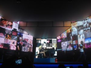 The Monster Ball Tour에서 키드 커디와 함께 피아노 버전의 〈Poker Face〉 공연을 하고 있는 가가. 뒤 화면은 자신의 팬들이 보내준 동영상이다.