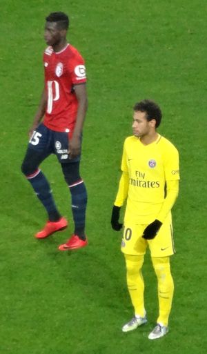 네이마르가 2018년 2월 릴을 상대로 PSG에서 뛰고 있다. 그는 데뷔 시즌에 리그 1 올해의 선수로 선정되었다.