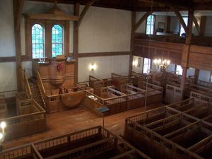매사추세츠주 힝햄에 있는 청교도 집회소였던 올드 쉽 교회(Old Ship Church)의 내부. 칼뱅주의의 영향으로 청빈을 선호하여 교회는 장식이 없고 간소했다.