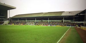 1990년대에 재건축되기 전의 오래된 사우스 스탠드