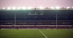 1991년의 이스트 스탠드 - 쉘프의 상단은 이그제큐티브 박스로 대체되었지만, 남아있는 스탠딩 테라스는 아직 좌석으로 대체되지 않았다