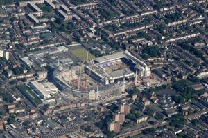 2017년 5월 화이트 하트 레인과 그 옆에 건설 중인 새 경기장.