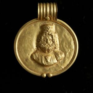 세라피스의 모습을 담은 이 펜던트는 이집트 사회의 엘리트 구성원이 착용했을 것이다. 월터스 미술관, 볼티모어.