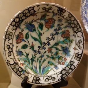 도자기 접시, 이즈니크 (ca. 1600), 튤립, 장미, 히아신스 포함