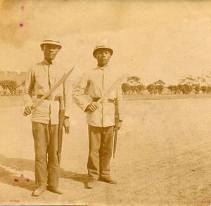 볼로를 든 필리핀 군인