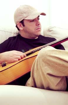 악기를 연습하는 음악가의 모습