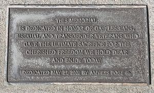 2001년 5월 27일 AMVETS 제66지부가 헌정한 캘리포니아 LGBTQ 참전용사 기념비 아래의 원본 명판
