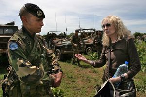 파로가 2008년 다르푸르에서 유럽 연합군 차드 군인과 대화하고 있다