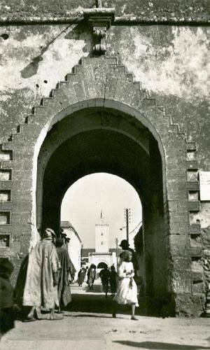 카스바 입구와 배경의 알 아틱 모스크