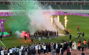 라자 선수들이 구단 역사상 첫 무패 보톨라 우승을 축하하고 있다