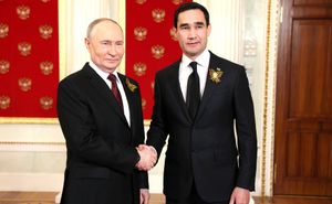 세르다르 베르디무하메도프는 2024년 5월 9일 러시아 모스크바에서 열린 모스크바 전승 기념일 퍼레이드에 앞서 러시아 대통령 블라디미르 푸틴과 함께 찍은 사진