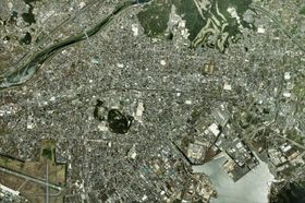 호후시 중심부 주변의 항공 사진.2010년 4월 25일 촬영한 18장을 합성 제작. 국토교통성 국토지리원 [https://mapps.gsi.go.jp/ 지도・항공 사진 열람 서비스]의 항공 사진을 기반으로 제작.