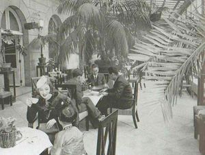 1940년 한국 서울의 조선호텔 (현재 조선호텔앤리조트)에서 커피를 마시는 최승희