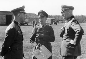 바이흐스(오른쪽)는 1942년 9월 청색 작전 중 러시아에 있었다