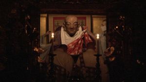 2월 16일 니치렌 쇼닌의 탄생 기념일을 맞아 비단 옷을 입고 숭배하는 니치렌 쇼닌의 거대한 조각상. 야마나시현의 미노부산 구온지 절.