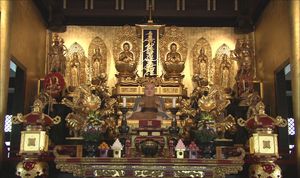 니치렌 본인을 물리적으로 표현한 조각상을 포함한 다양한 조각상으로 양쪽이 둘러싸인 일반적인 니치렌슈 제단. 다른 문화적 동화 국가에서는 다른 종교적 인물들의 혼합도 허용될 수 있다. 구온지 절, 미노부 산.