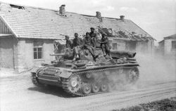 1942년, 러시아 동부 전선에서 보병을 태우고 달리는 3호 전차