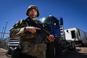 제4 우주 작전 비행대대 소속 우주군 전문 요원이 무장 경계 임무를 수행하고 있다.