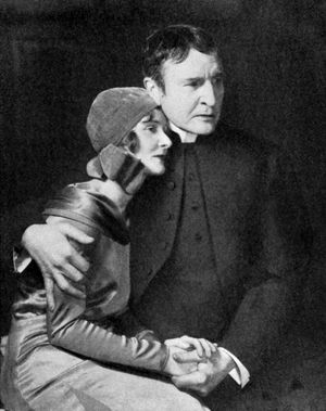 1929년 브로드웨이 공연에서 윌리엄 길레트와 함께 그의 마지막 셜록 홈즈 역을 맡은 엔트위슬