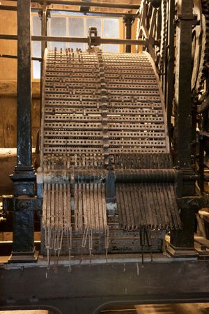 네덜란드 Brielle에 있는 Catharijnekerk의 16세기 시계 장치와 연주 드럼 정면