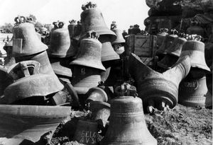 1947년 독일 함부르크의 종 묘지에 있는 부서진 종들