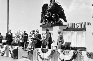 1969년 8월 9일, 아미스타드 호수에서 리처드 닉슨과 함께 있는 디아스 오르다스.