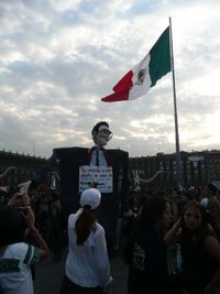 2009년 반정부 시위에서 디아스 오르다스 대통령을 풍자하는 조형물. "나는 공산주의자이자 테러리스트라고 비난받는 학생들을 죽였다. 내 친구 칼데론, 너는 내 모범을 아주 잘 따르고 있어!"라는 문구가 적혀 있다. (멕시코 마약 전쟁을 비판하는 내용)