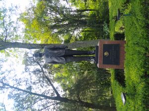 로스 피노스, 멕시코 시티에 있는 미겔 데 라 마드리드 동상