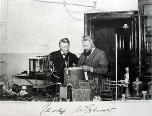 빌헬름 오스트발트 (오른쪽)와 함께