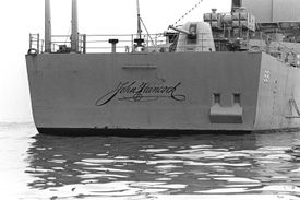 구축함 USS 존 핸콕의 선미에 있는 핸콕의 유명한 서명