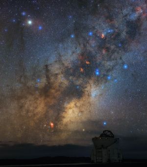 전갈자리와 은하수, M4와 M80이 안타레스 근처에서 보이고, M6과 M7이 중심 바로 아래에 있으며, NGC 6124는 프레임 상단에, NGC 6334는 중심 바로 위에 있다.