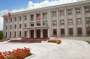 대통령궁(티라나)}}에서 열리는 공식적인 행사에서 취임 선서를 한다.