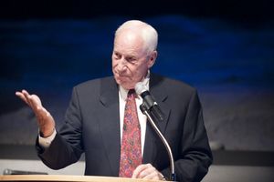 2009년 NASA 탐사 대사상을 수상했다.