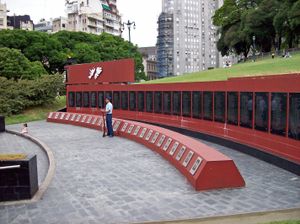 몰비나스 전몰자 기념비(포클랜드 전쟁 전몰자를 위한 기념비)가 산 마르틴 광장에 위치해 있다.