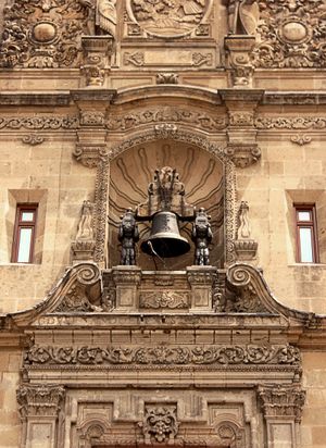 돌로레스 종은 이달고가 사망한 후 교회에서 멕시코 국립궁전으로 옮겨졌으며, 독립 기념일에 대통령이 매년 종을 친다.