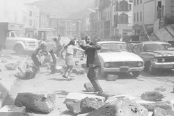 1974년 영화 대지진 촬영 중인 배우들.